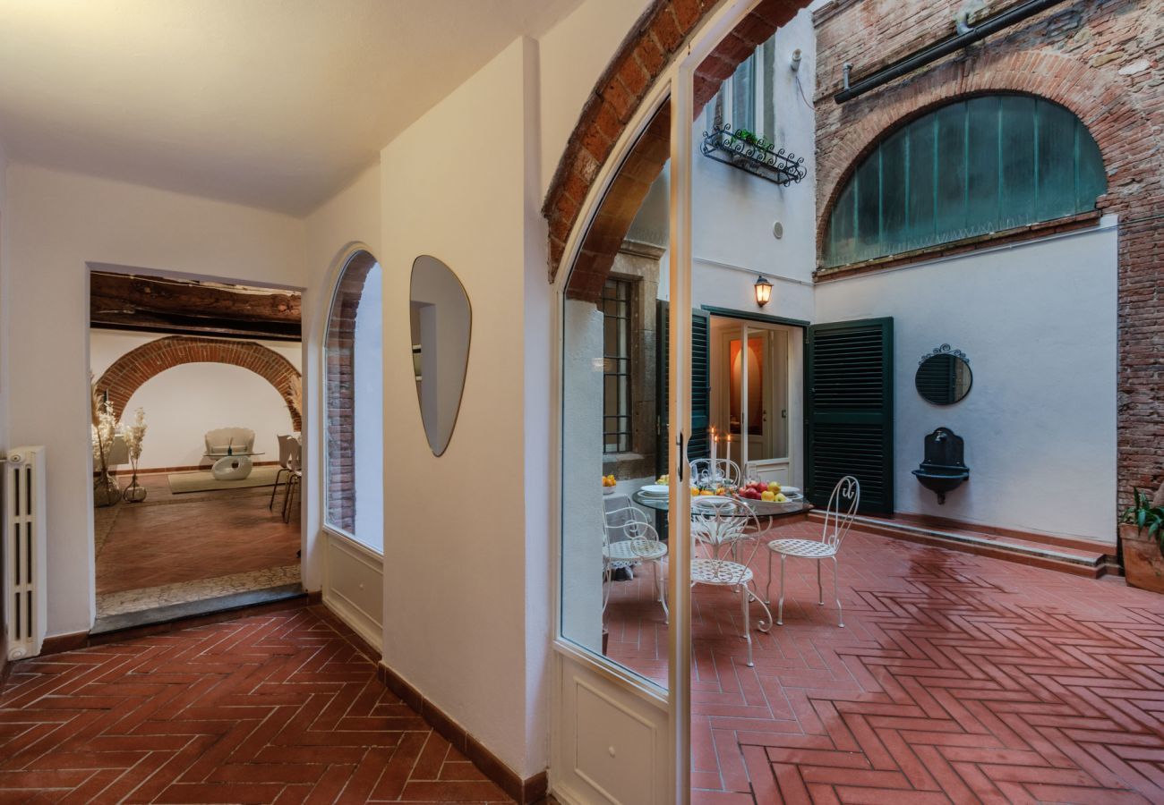 Appartamento a Lucca - Casa Al Dipinto, an Apartment with Garden