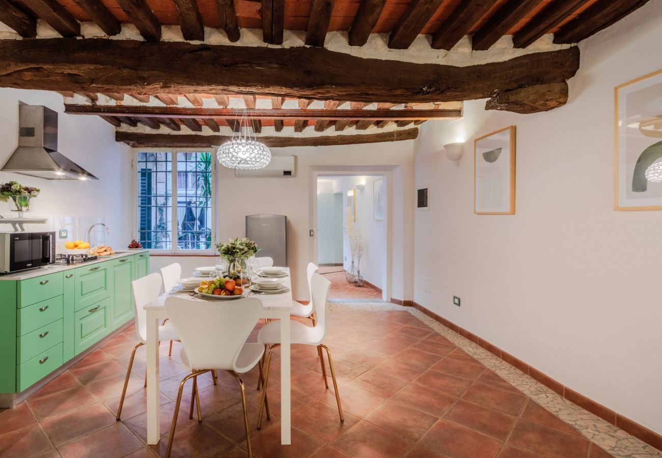 Appartamento a Lucca - Casa Al Dipinto, an Apartment with Garden