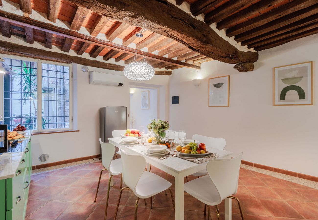 Appartamento a Lucca - Casa Al Dipinto, an Apartment with Garden