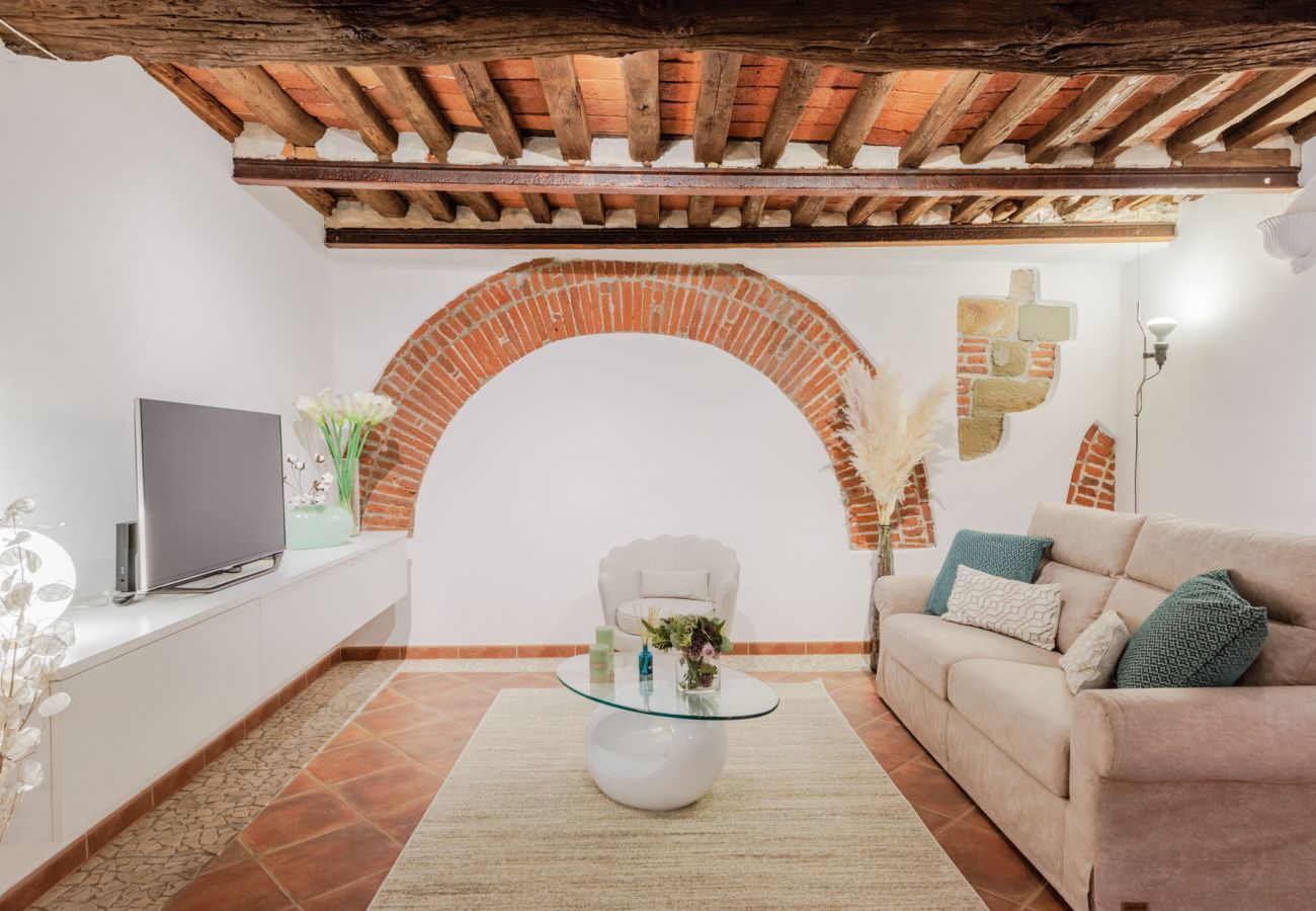 Appartamento a Lucca - Casa Al Dipinto, an Apartment with Garden