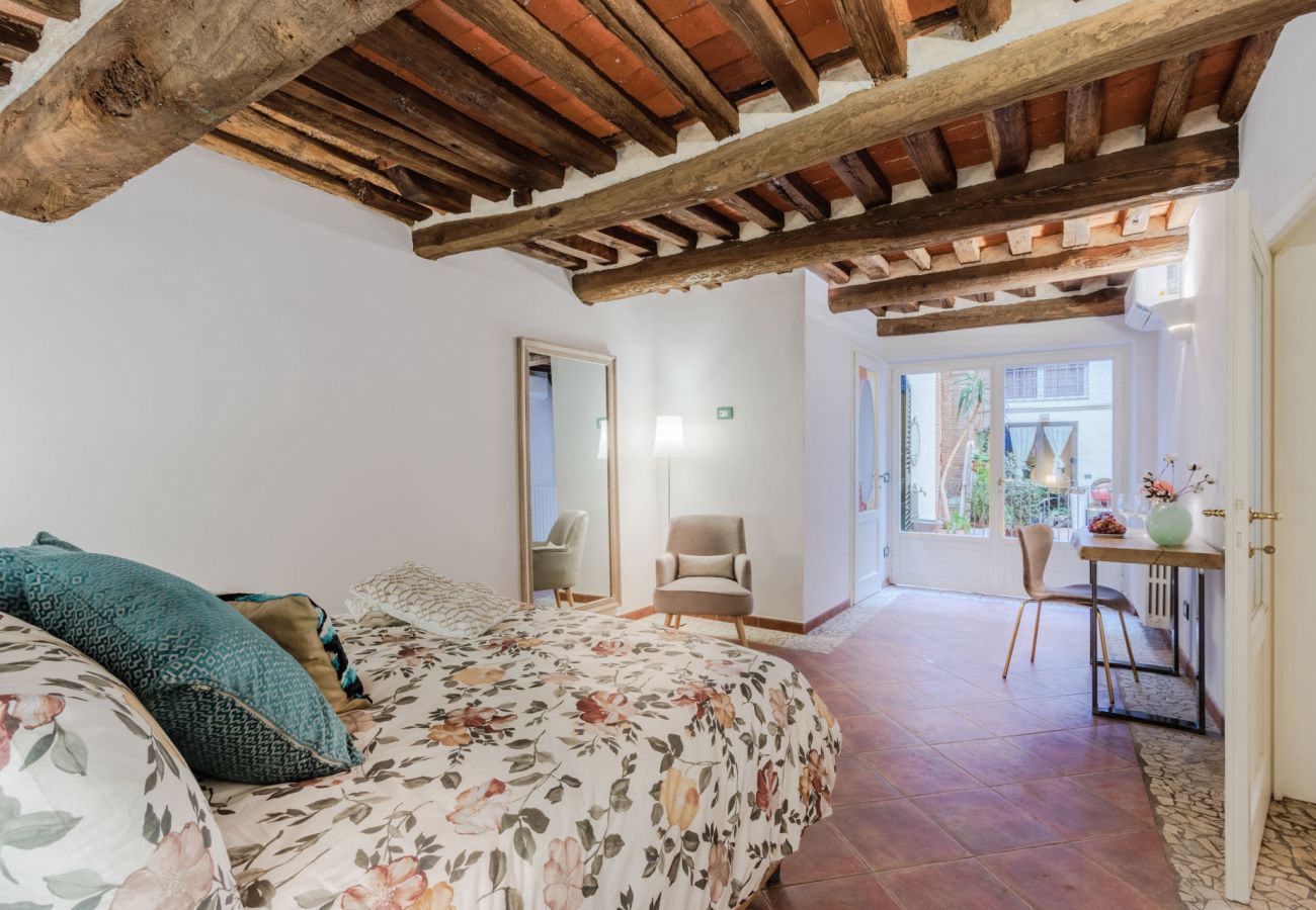 Appartamento a Lucca - Casa Al Dipinto, an Apartment with Garden