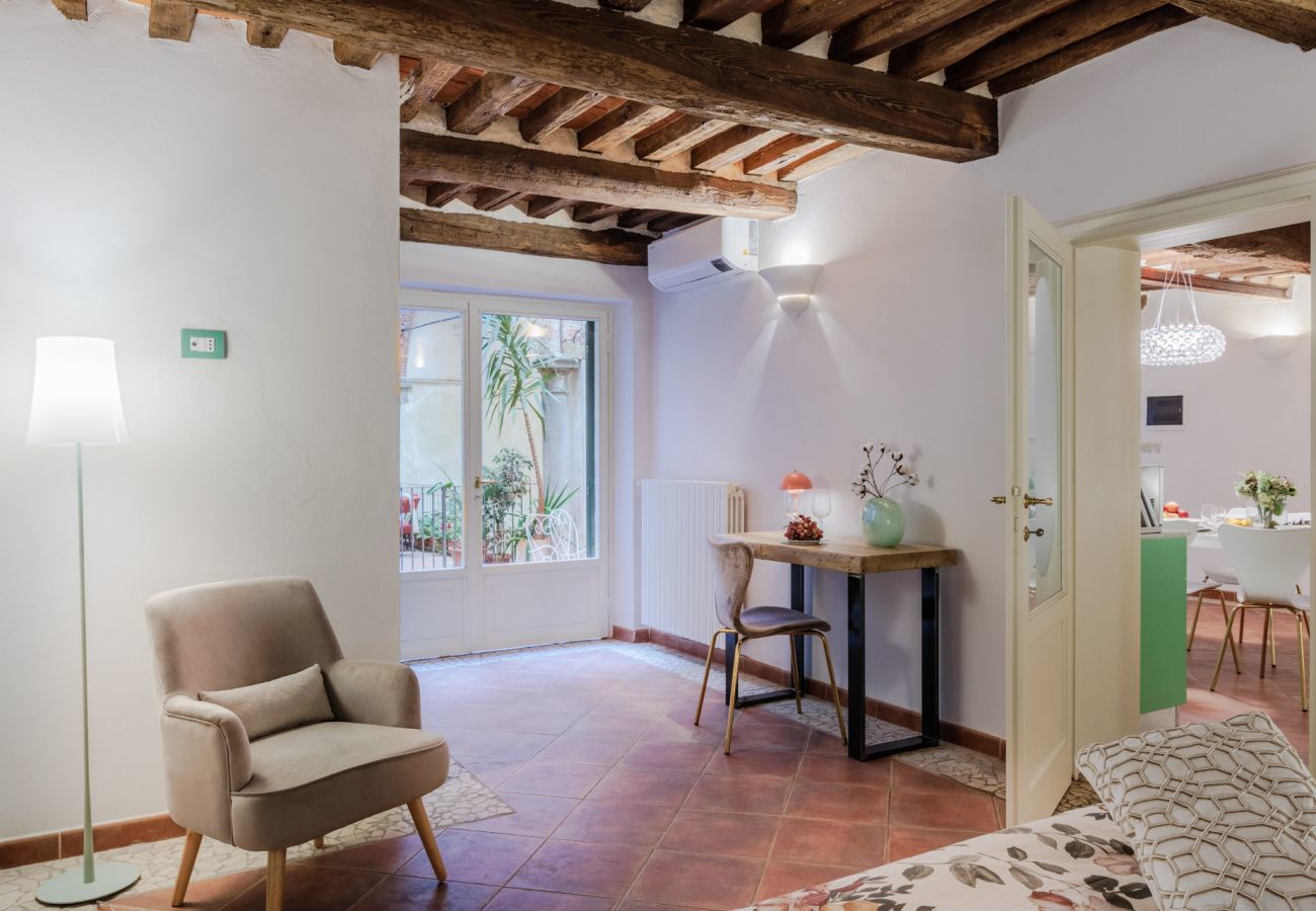 Appartamento a Lucca - Casa Al Dipinto, an Apartment with Garden