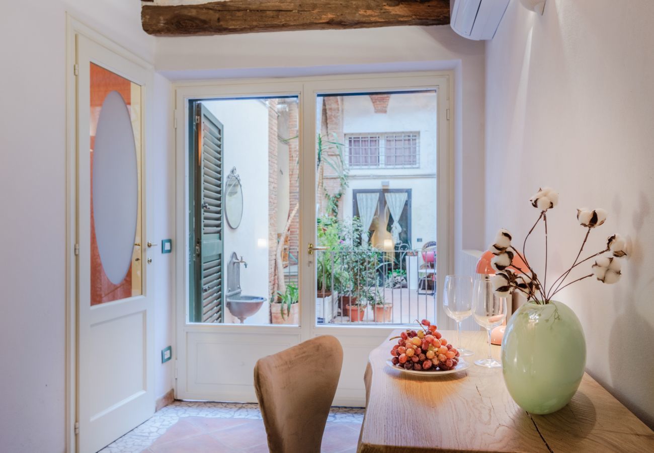 Appartamento a Lucca - Casa Al Dipinto, an Apartment with Garden