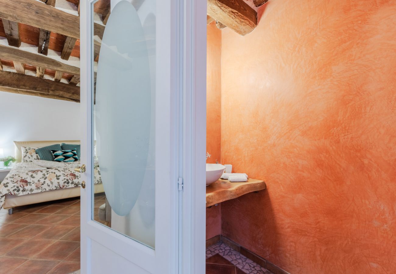 Appartamento a Lucca - Casa Al Dipinto, an Apartment with Garden