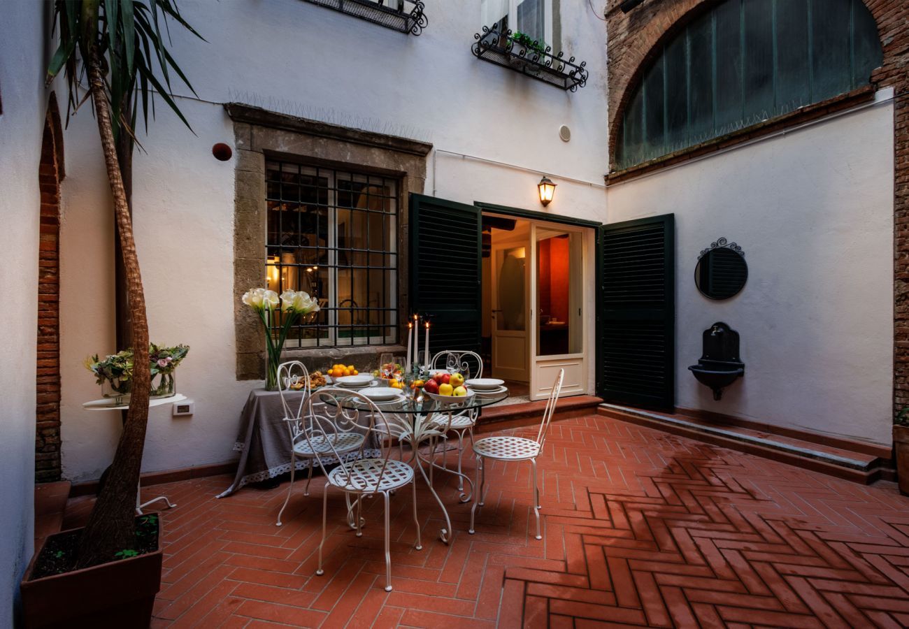 Appartamento a Lucca - Casa Al Dipinto, an Apartment with Garden