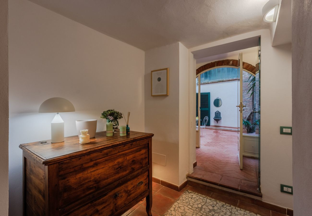 Appartamento a Lucca - Casa Al Dipinto, an Apartment with Garden