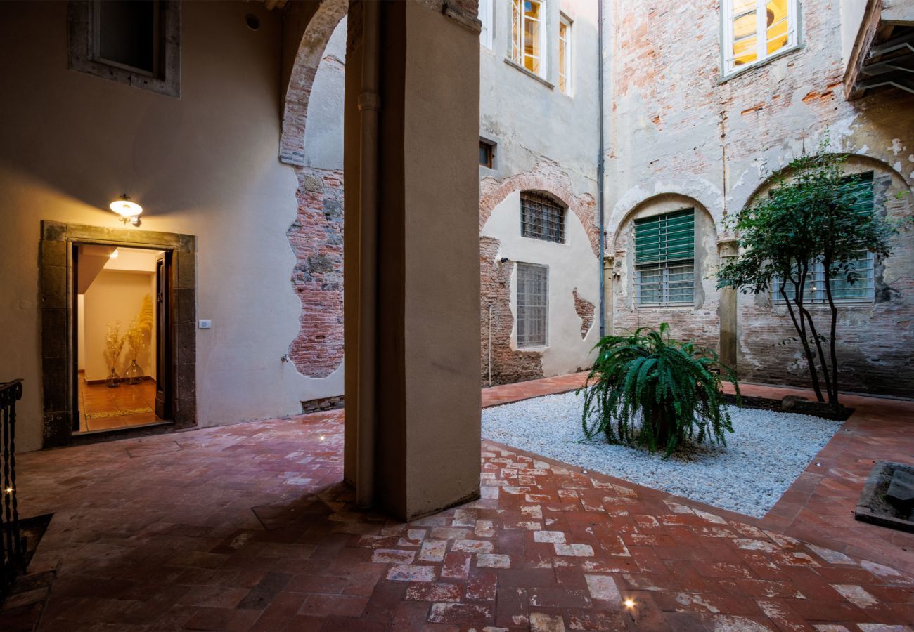 Appartamento a Lucca - Casa Al Dipinto, an Apartment with Garden