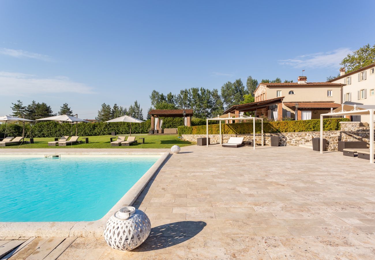 Villa a Pieve a Nievole - Elevate Your Escape: Discover Timeless Charm in a Majestic Retreat Amid Lucca and Florence