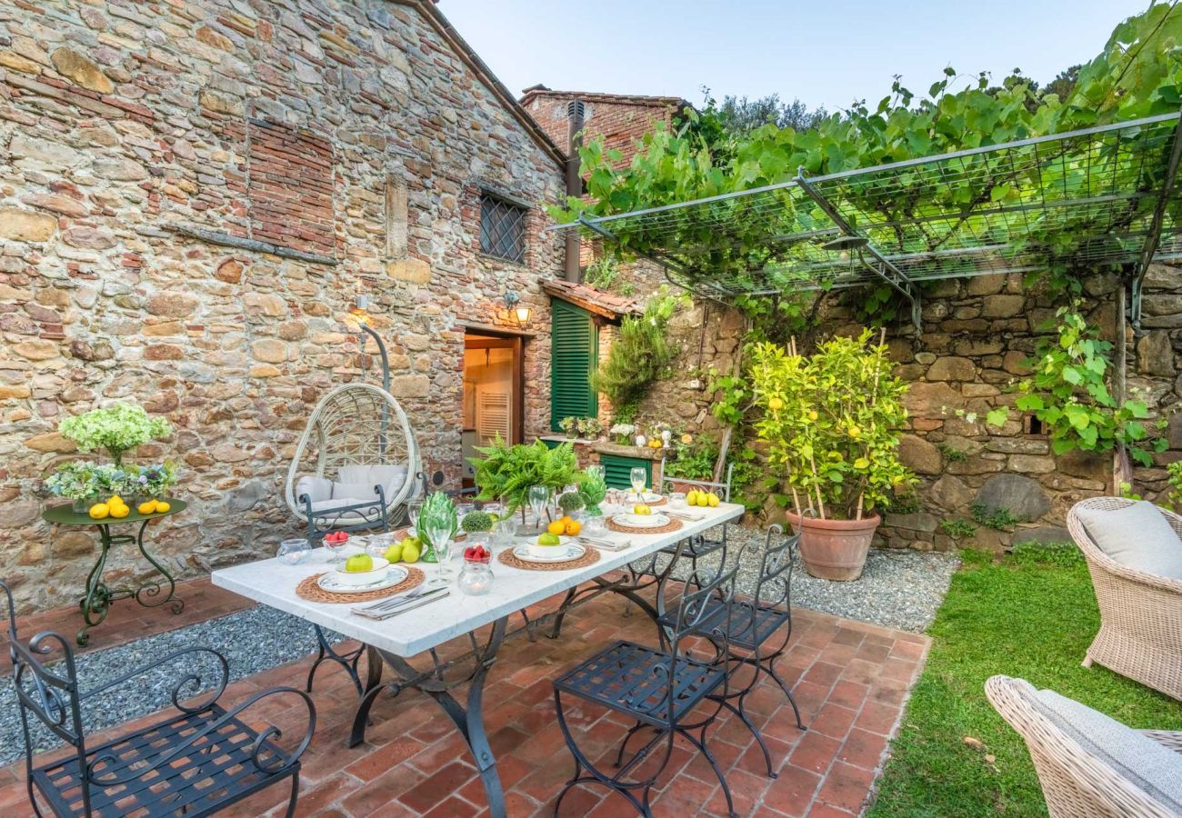 Villa a Capannori - Citrus Charm Farmhouse, a Country Villa with Pool on the hills of Lucca