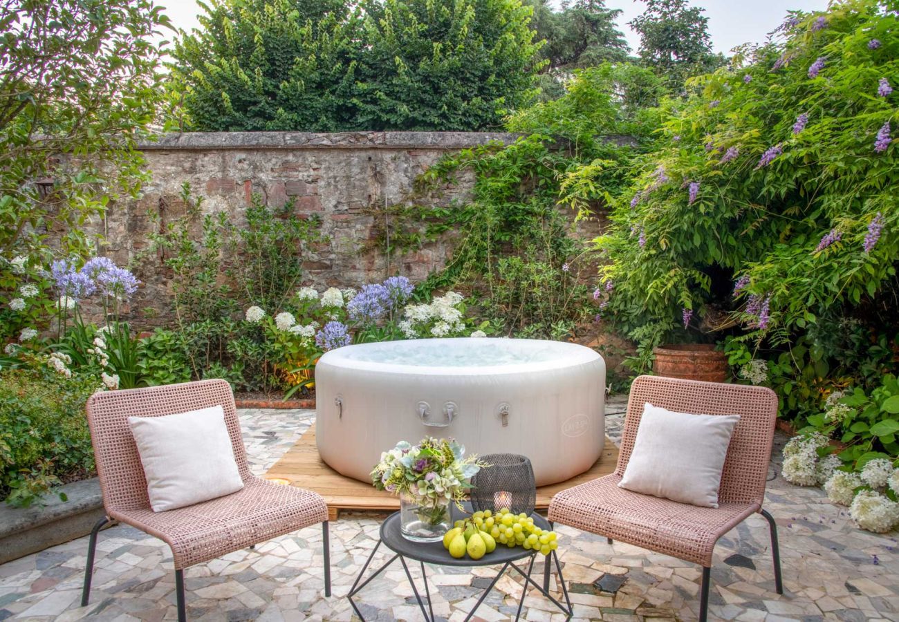 Appartamento a Lucca - Luxury Home, Private Garden and Jacuzzi inside Lucca