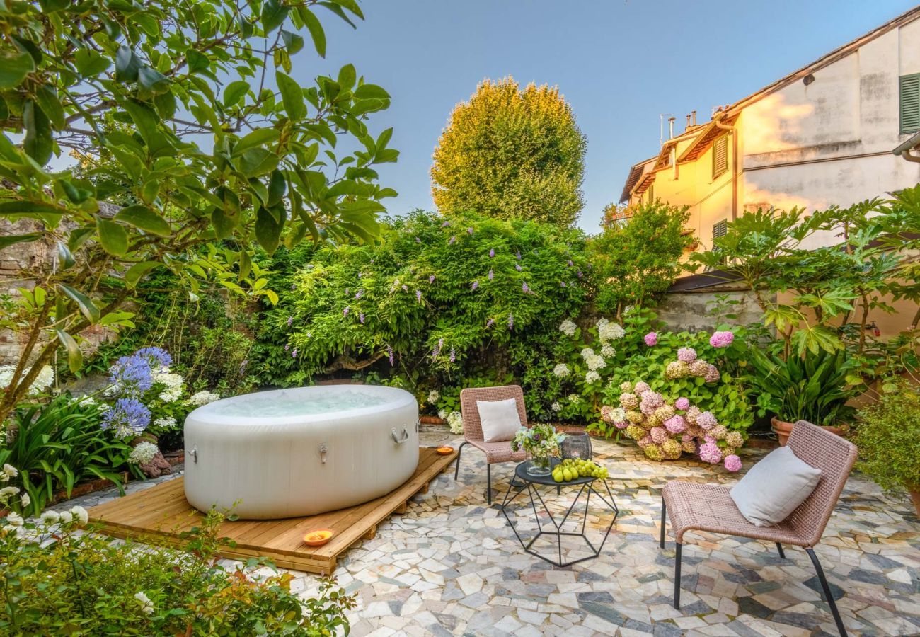 Appartamento a Lucca - Luxury Home, Private Garden and Jacuzzi inside Lucca