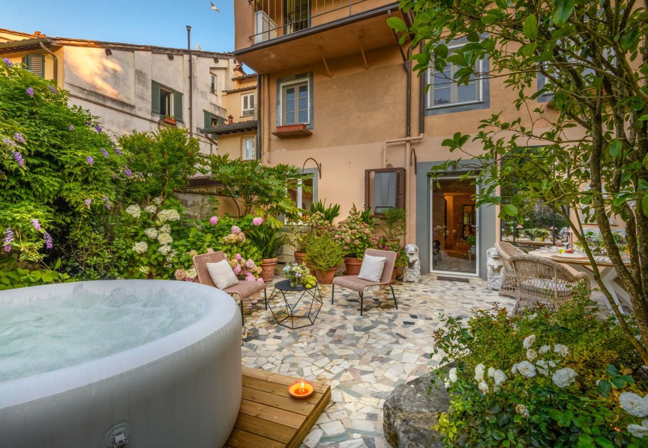 Appartamento a Lucca - Luxury Home, Private Garden and Jacuzzi inside Lucca