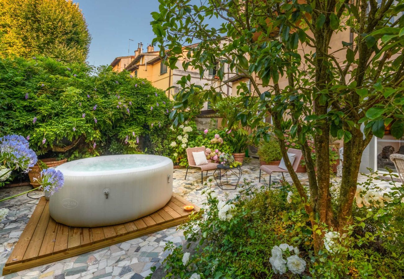 Appartamento a Lucca - Luxury Home, Private Garden and Jacuzzi inside Lucca