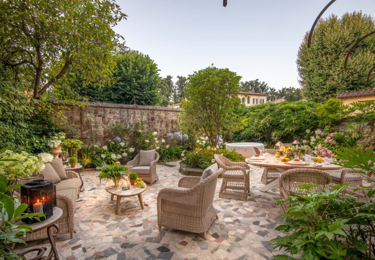 Appartamento a Lucca - Luxury Home, Private Garden and Jacuzzi inside Lucca