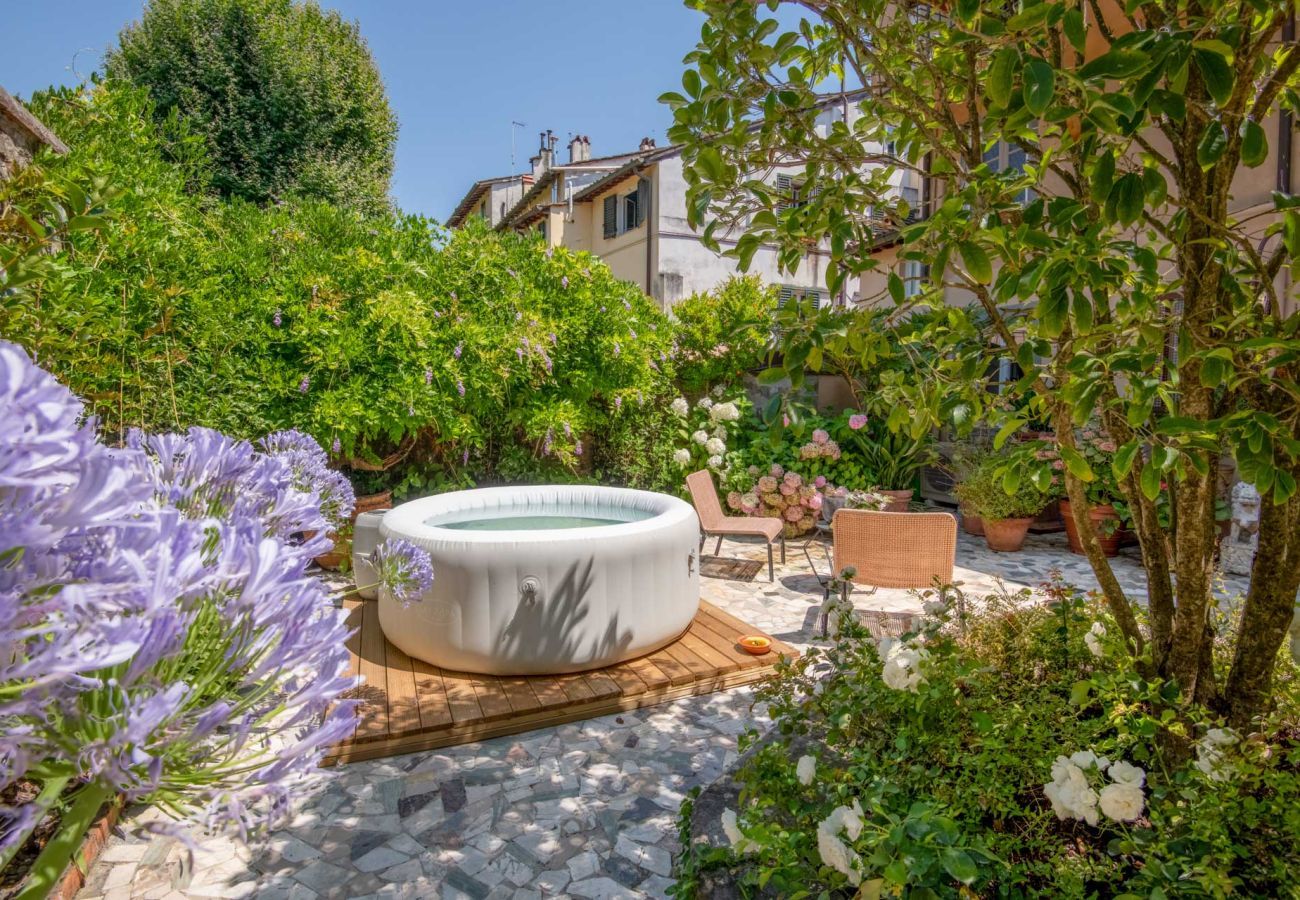 Appartamento a Lucca - Luxury Home, Private Garden and Jacuzzi inside Lucca