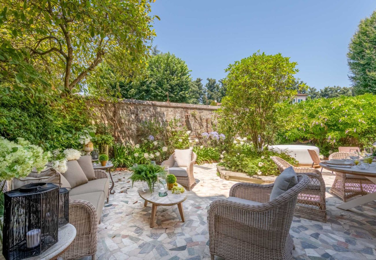 Appartamento a Lucca - Luxury Home, Private Garden and Jacuzzi inside Lucca