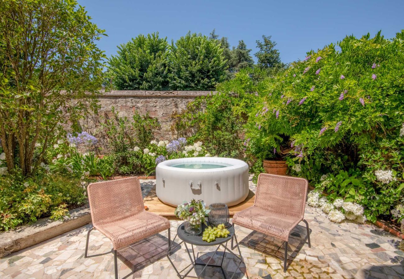 Appartamento a Lucca - Luxury Home, Private Garden and Jacuzzi inside Lucca