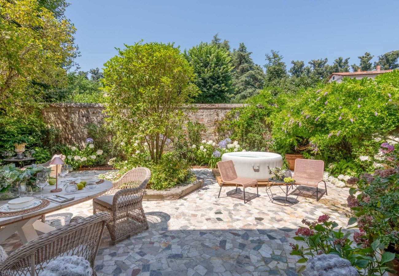 Appartamento a Lucca - Luxury Home, Private Garden and Jacuzzi inside Lucca