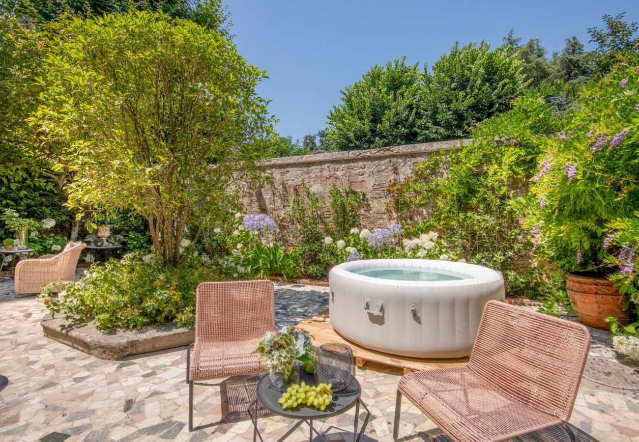 Appartamento a Lucca - Luxury Home, Private Garden and Jacuzzi inside Lucca