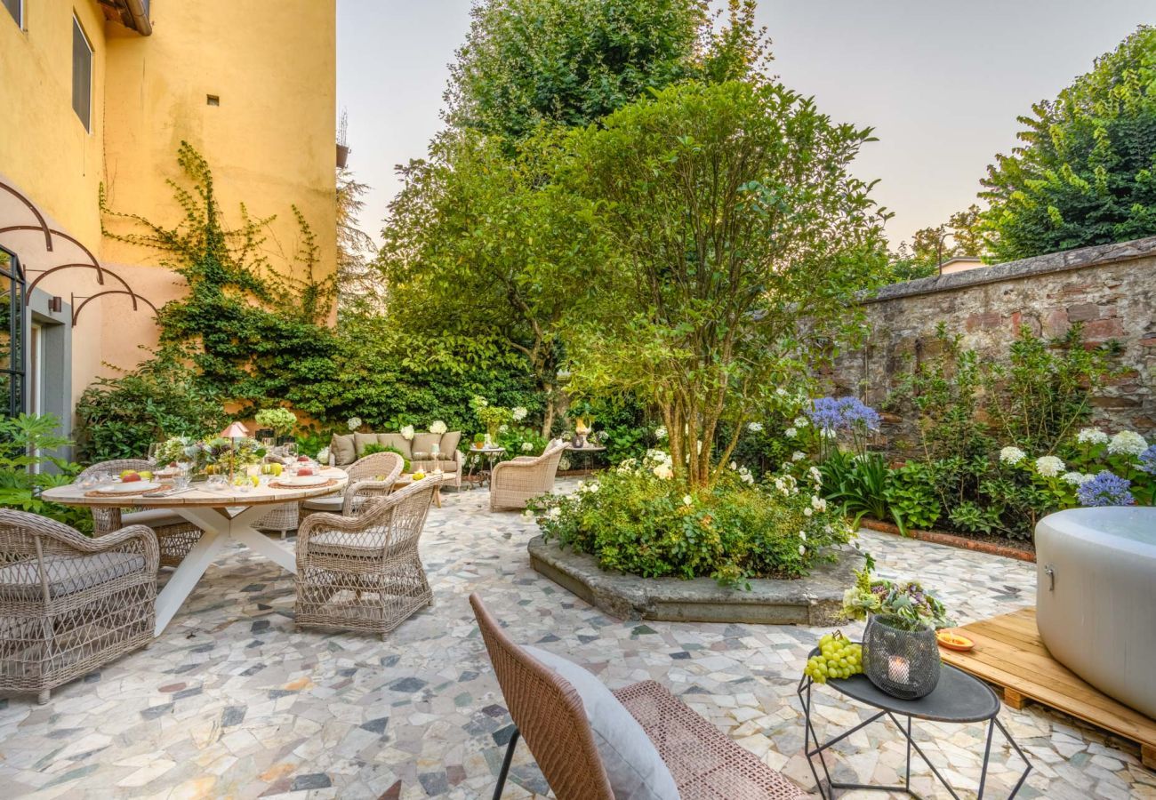 Appartamento a Lucca - Luxury Home Private Garden and Jacuzzi inside the Walls of Lucca