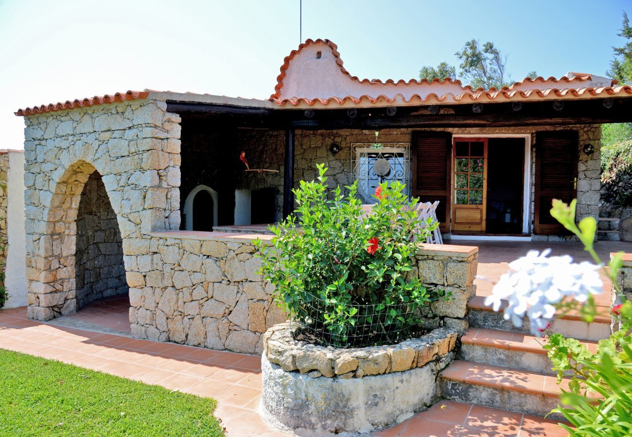 Villa Ibiscus - veranda coperta con zona relax, vista giardino in casa vacanze Klodge a Palau