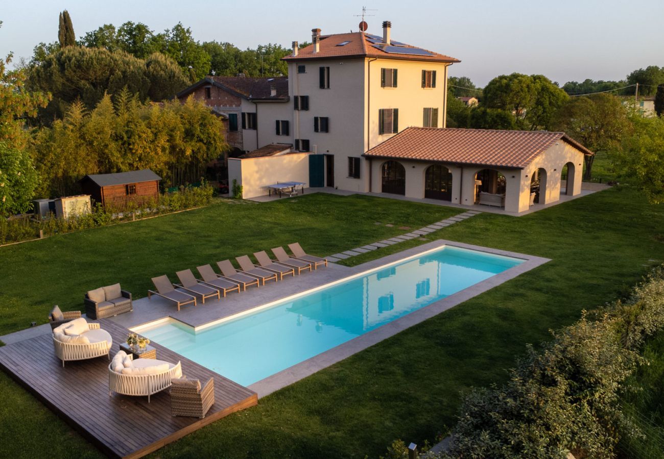 Villa a Orentano - Villa del Nonno, Luxury Tuscan Farmhouse with Private Pool close to Lucca, Pisa and Florence