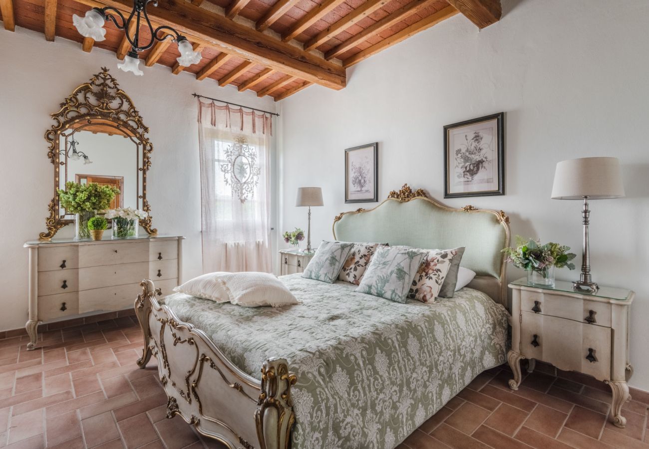 Villa a Orentano - Villa del Nonno, Luxury Tuscan Farmhouse with Private Pool close to Lucca, Pisa and Florence