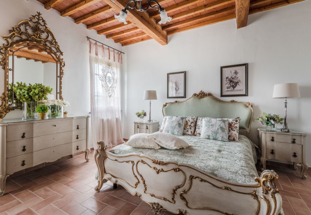 Villa a Orentano - Villa del Nonno, Luxury Tuscan Farmhouse with Private Pool close to Lucca, Pisa and Florence