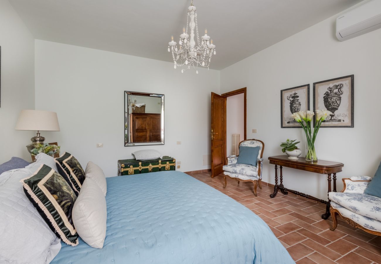 Villa a Orentano - Villa del Nonno, Luxury Tuscan Farmhouse with Private Pool close to Lucca, Pisa and Florence