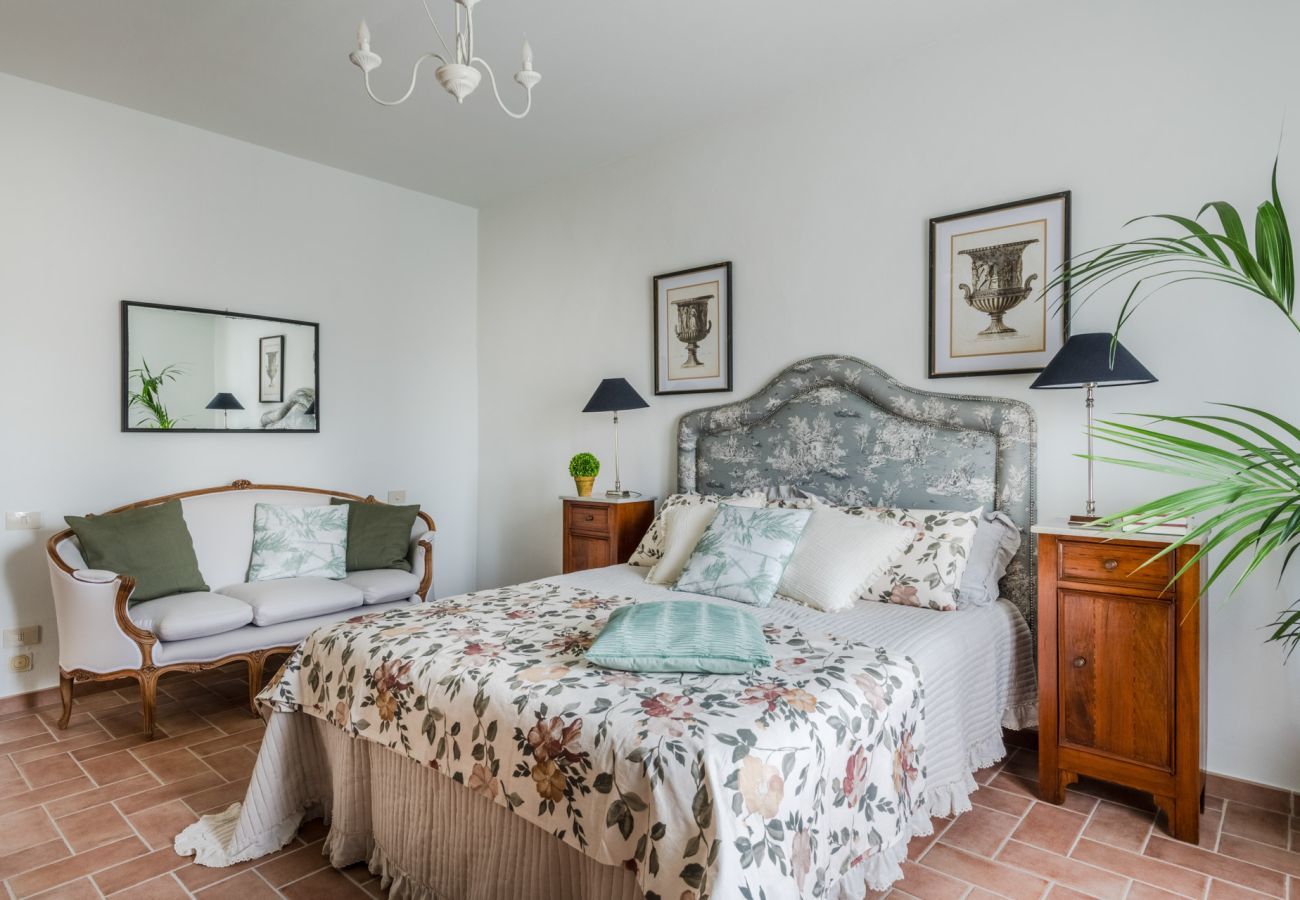 Villa a Orentano - Villa del Nonno, Luxury Tuscan Farmhouse with Private Pool close to Lucca, Pisa and Florence