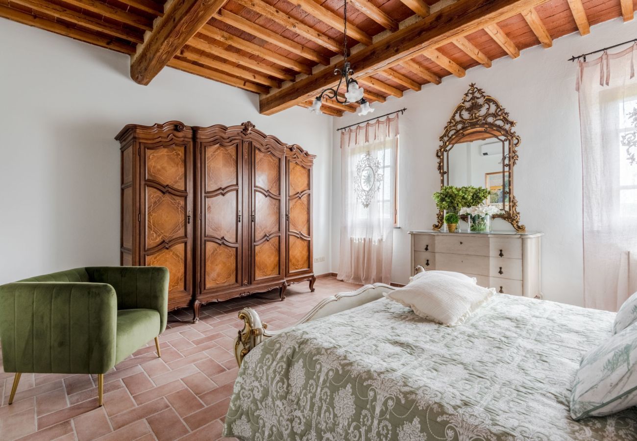 Villa a Orentano - Villa del Nonno, Luxury Tuscan Farmhouse with Private Pool close to Lucca, Pisa and Florence