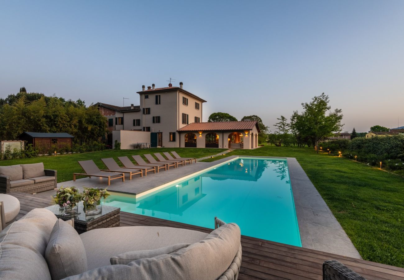 Villa a Orentano - Villa del Nonno, Luxury Tuscan Farmhouse with Private Pool close to Lucca, Pisa and Florence