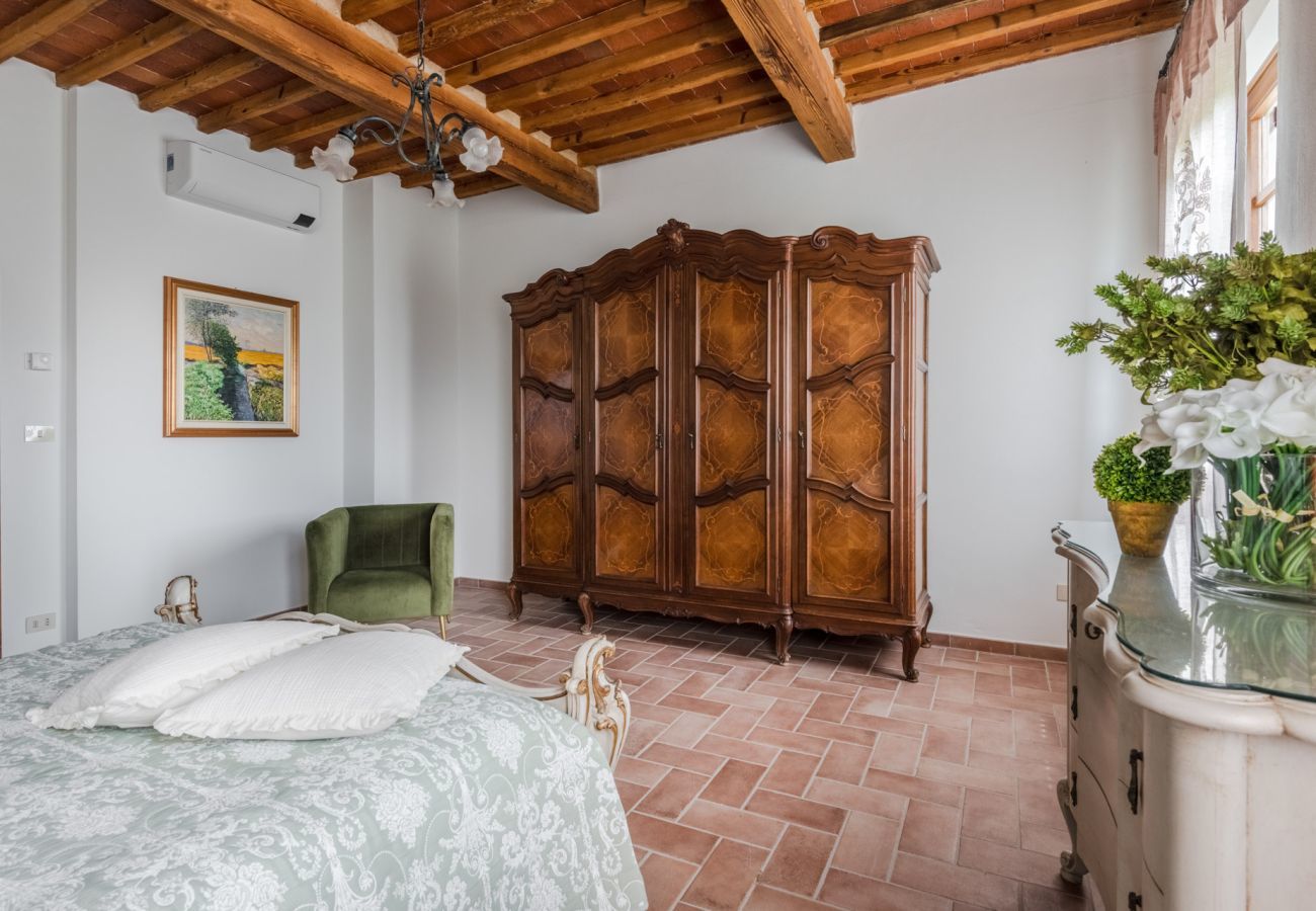 Villa a Orentano - Villa del Nonno, Luxury Tuscan Farmhouse with Private Pool close to Lucca, Pisa and Florence