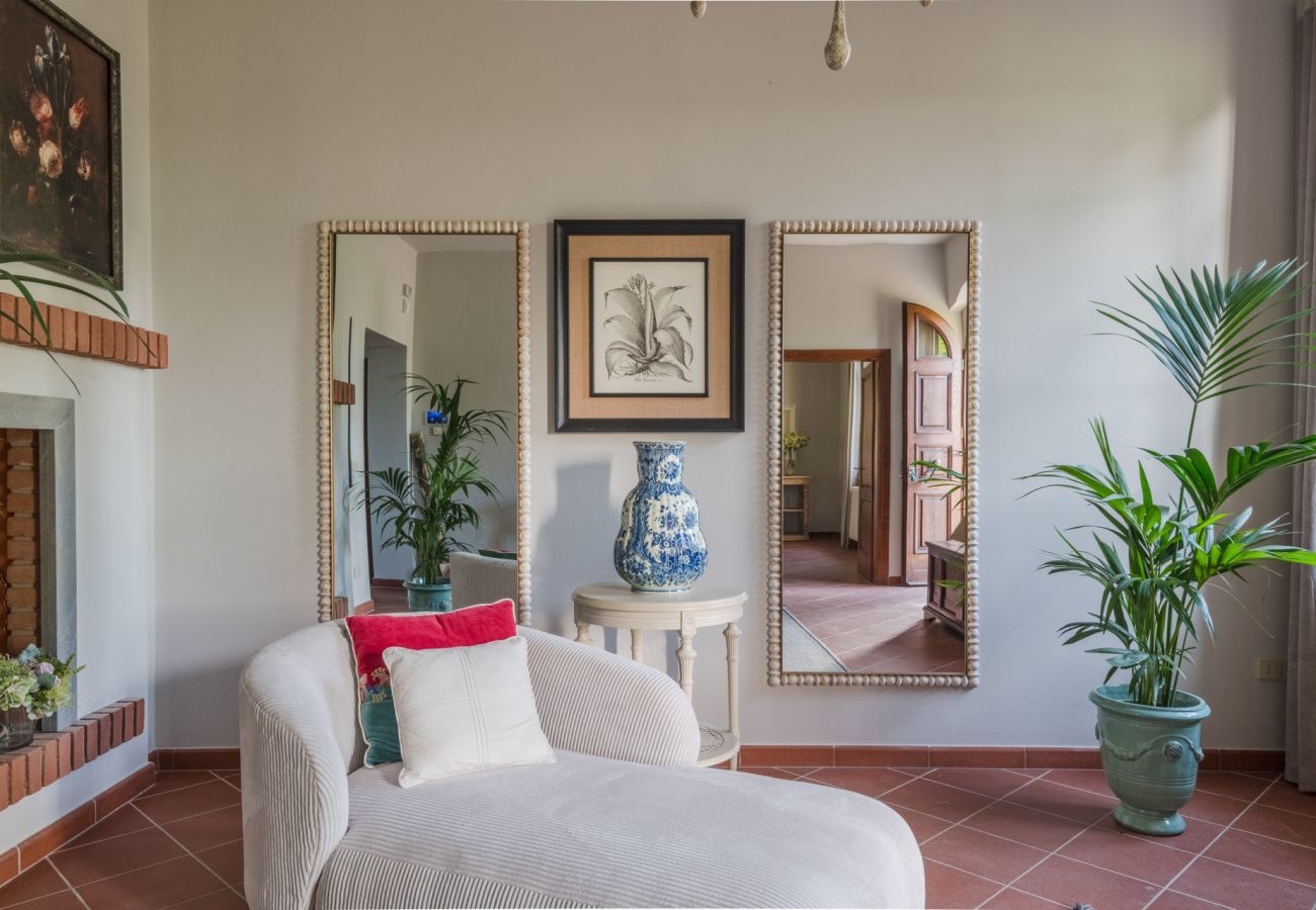 Villa a Orentano - Villa del Nonno, Luxury Tuscan Farmhouse with Private Pool close to Lucca, Pisa and Florence