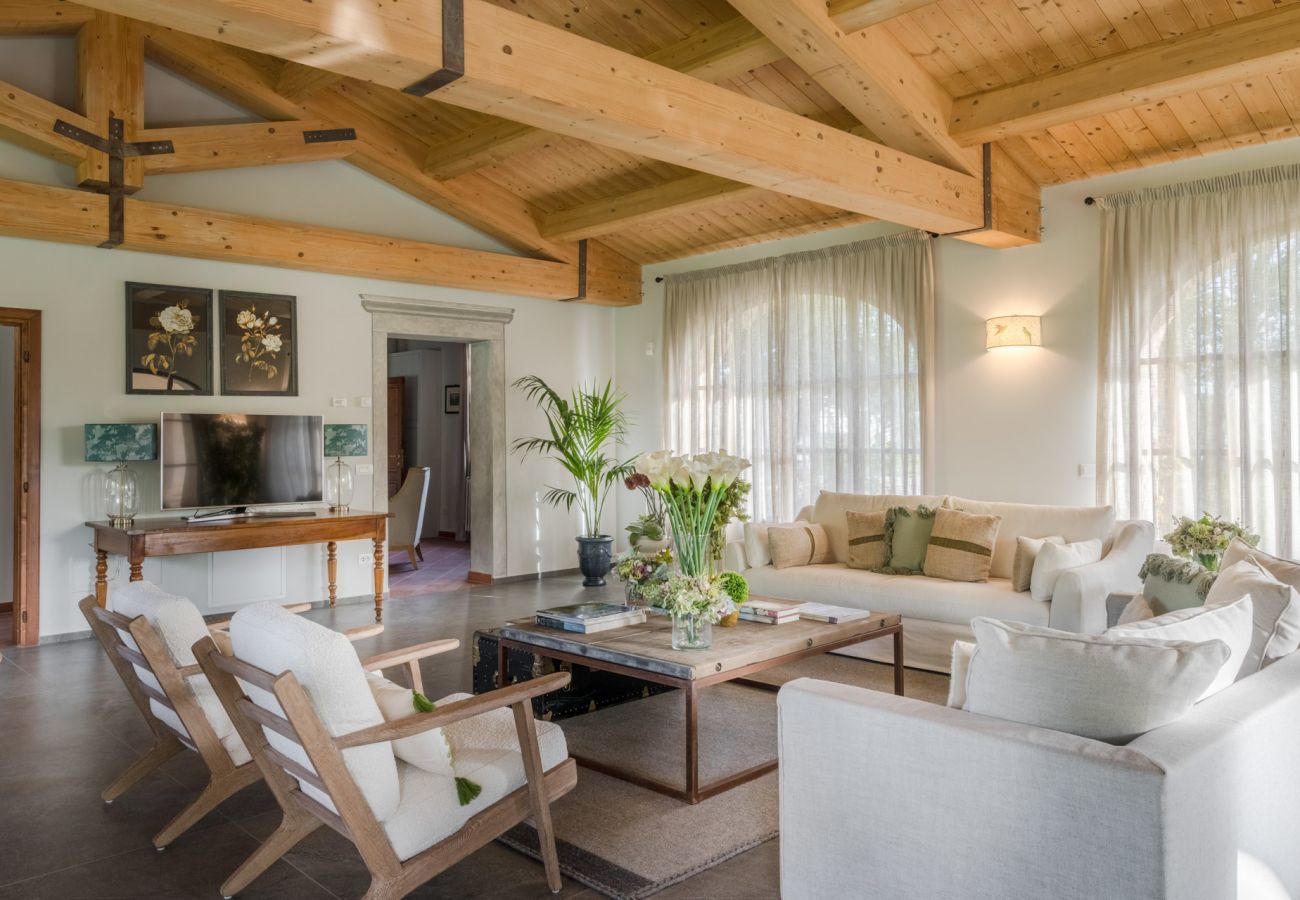 Villa a Orentano - Villa del Nonno, Luxury Tuscan Farmhouse with Private Pool close to Lucca, Pisa and Florence