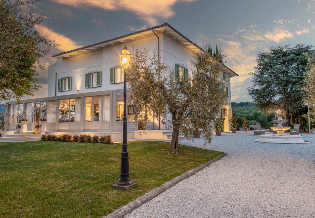 Villa a Montecarlo - Villa Sunkiss: Luxury Farmhouse with Tuscan Flair at I Masi Winery