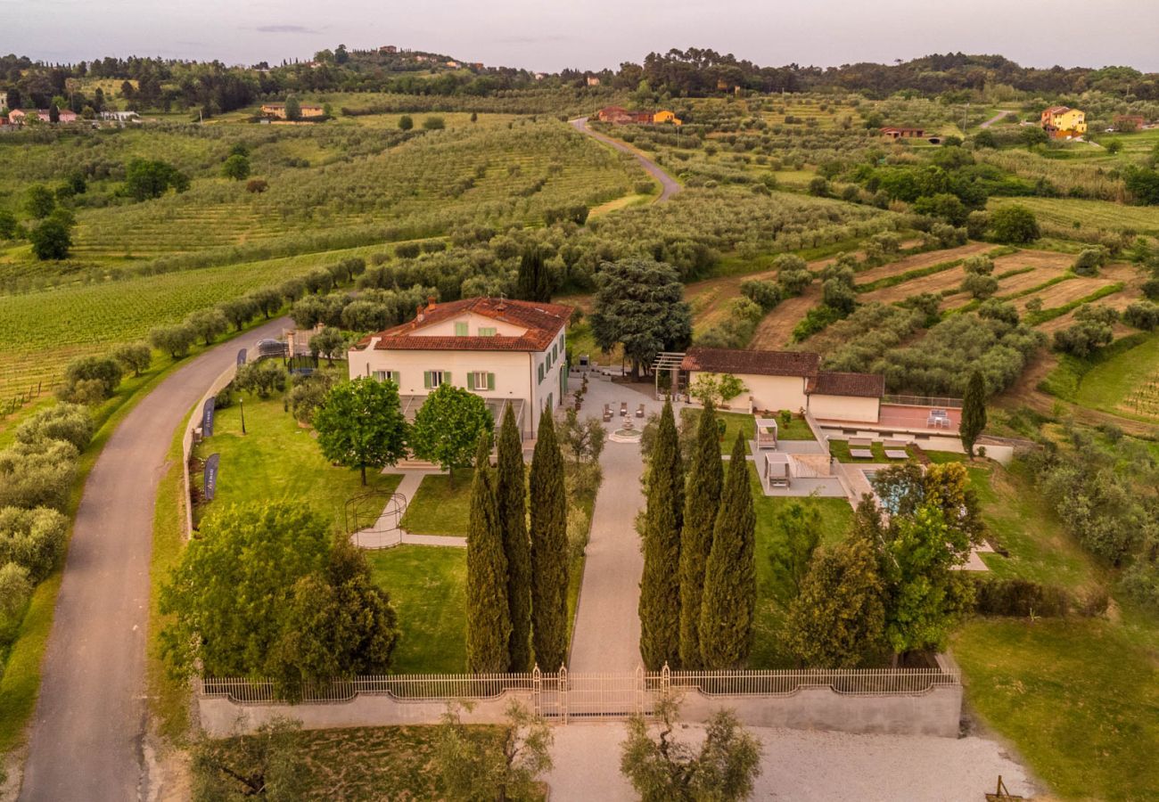 Villa a Montecarlo - Villa Sunkiss: Luxury Farmhouse with Tuscan Flair at I Masi Winery