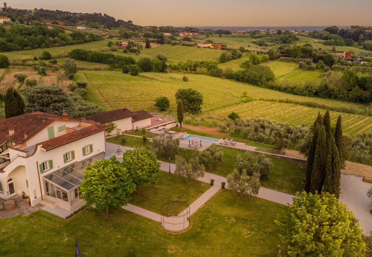 Villa a Montecarlo - Villa Sunkiss: Luxury Farmhouse with Tuscan Flair at I Masi Winery