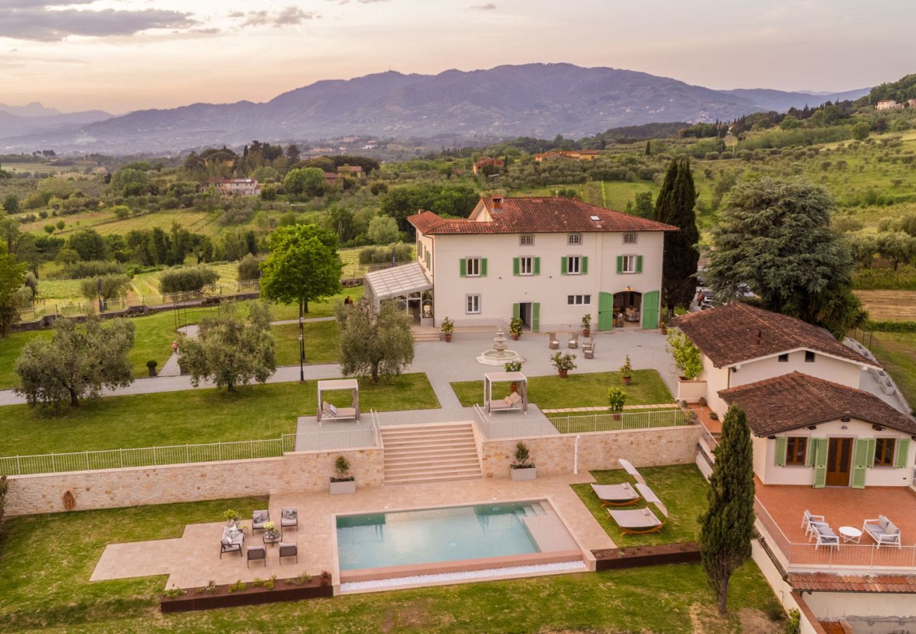 Villa a Montecarlo - Villa Sunkiss: Luxury Farmhouse with Tuscan Flair at I Masi Winery