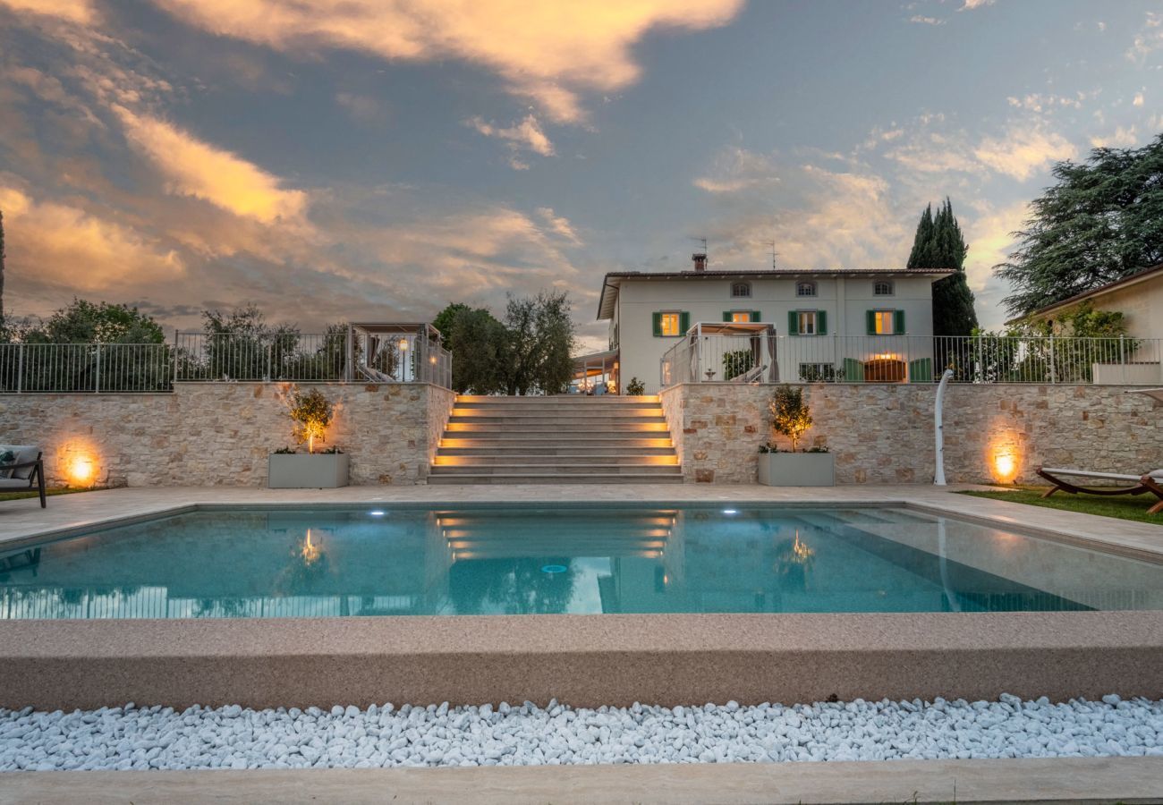 Villa a Montecarlo - Villa Sunkiss: Luxury Farmhouse with Tuscan Flair at I Masi Winery