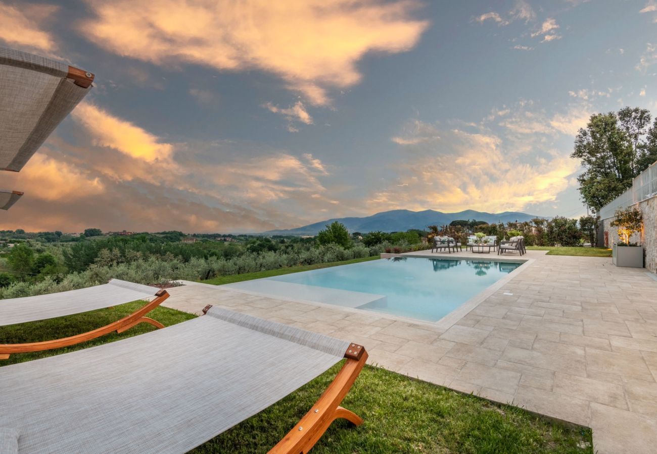 Villa a Montecarlo - Villa Sunkiss: Luxury Farmhouse with Tuscan Flair at I Masi Winery