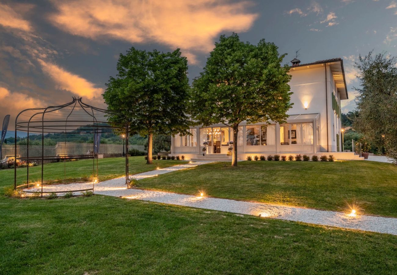 Villa a Montecarlo - Villa Sunkiss: Luxury Farmhouse with Tuscan Flair at I Masi Winery