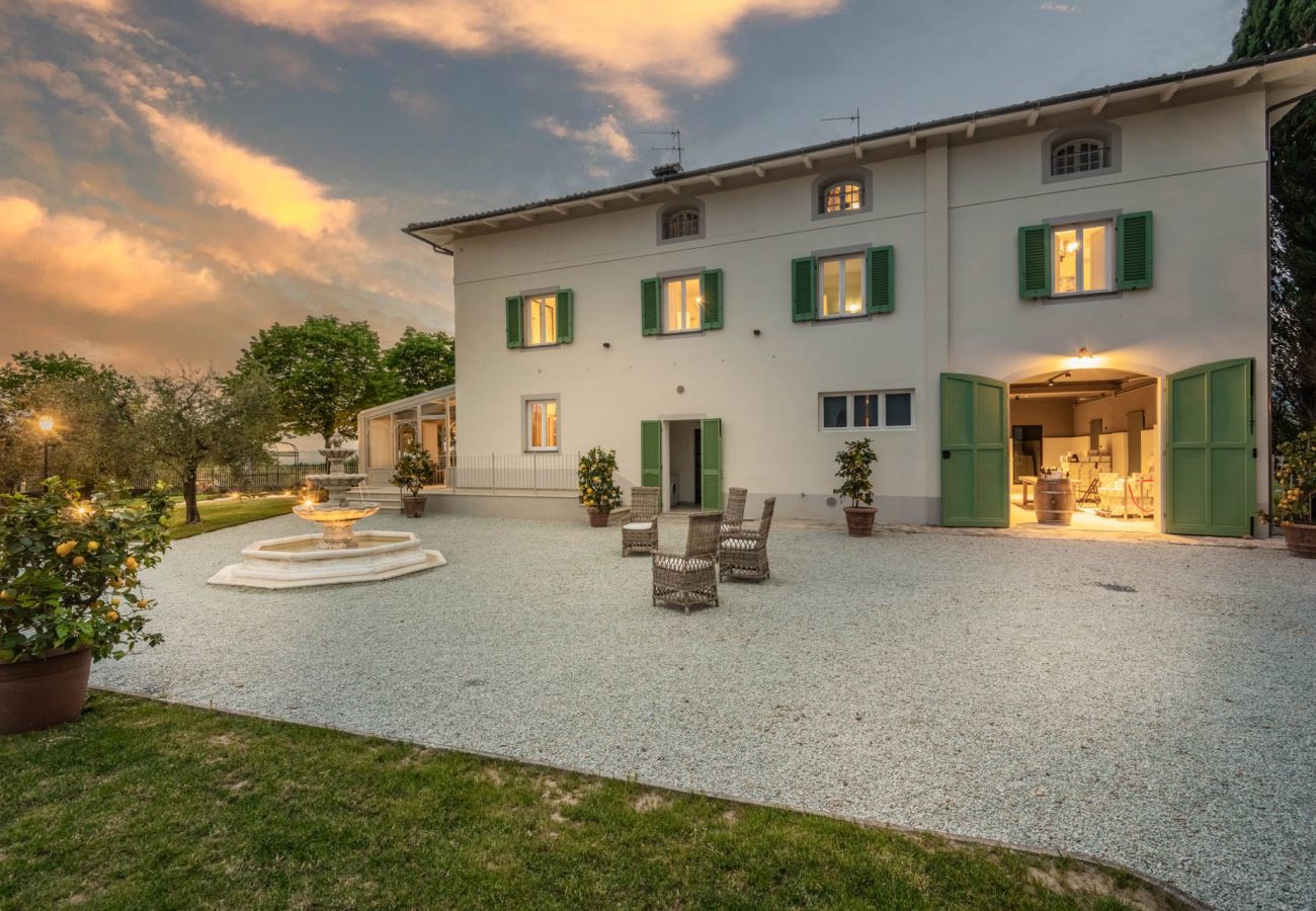 Villa a Montecarlo - Villa Sunkiss: Luxury Farmhouse with Tuscan Flair at I Masi Winery