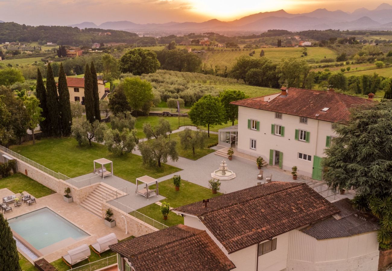 Villa a Montecarlo - Villa Sunkiss: Luxury Farmhouse with Tuscan Flair at I Masi Winery