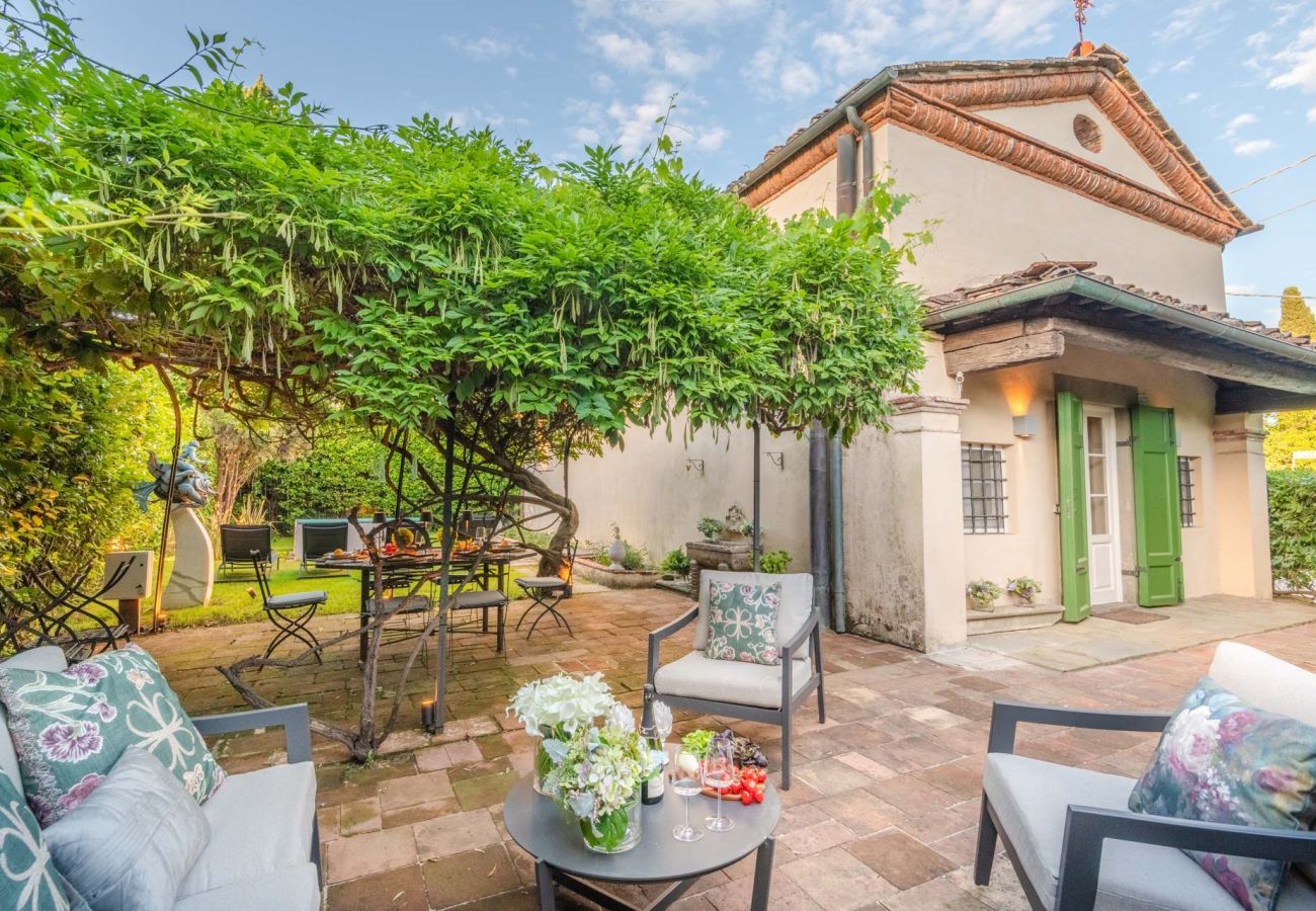 Villa a Lucca - Charming Church converted into Farmhouse with Pool