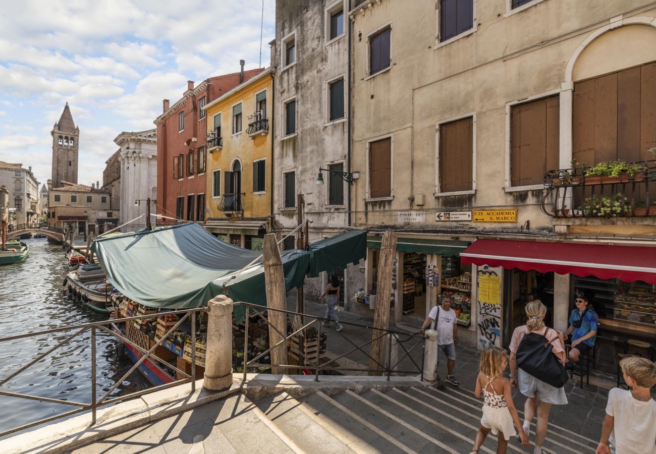 Appartamento a Venezia - San Barnaba Apartment with Terrace R&R 