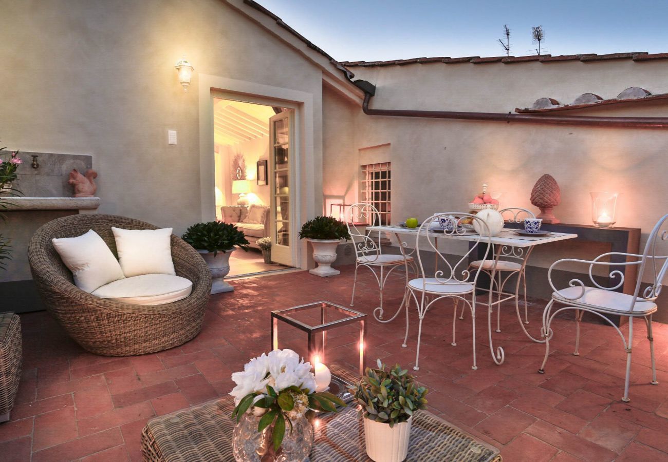 Ferienwohnung in Lucca - Unwind Yourself on a Panoramic Terrace inside Lucca