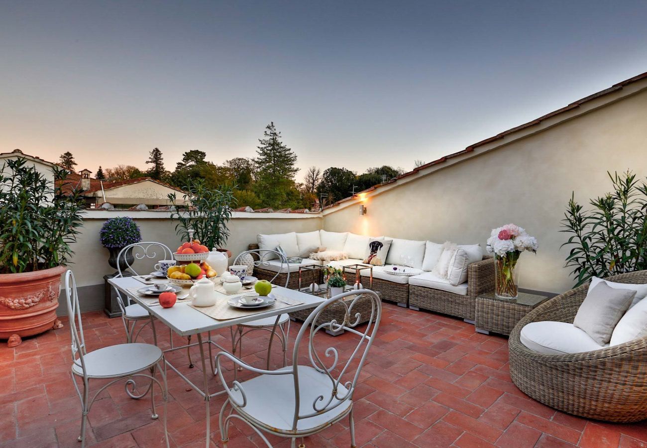 Ferienwohnung in Lucca - Unwind Yourself on a Panoramic Terrace inside Lucca