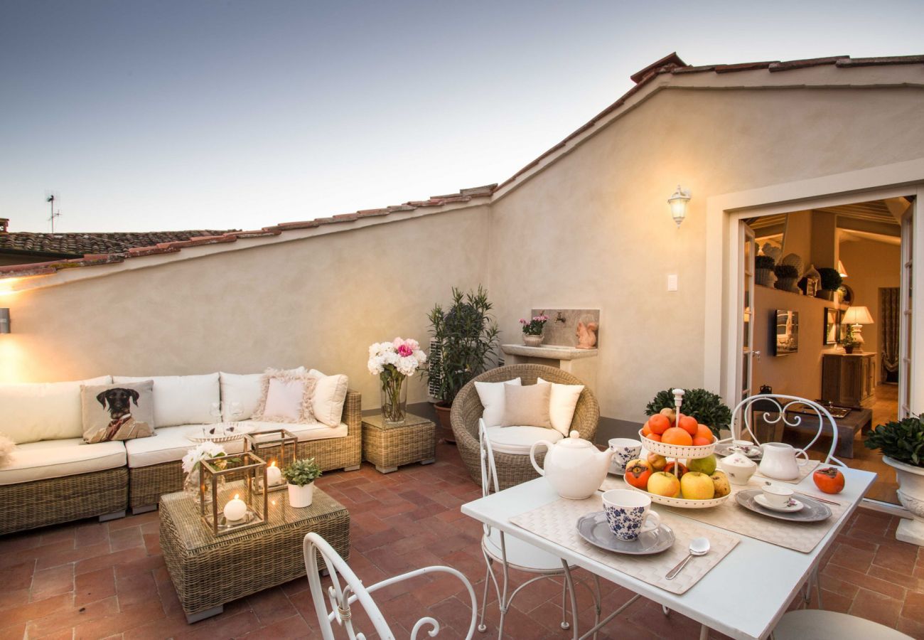 Ferienwohnung in Lucca - Unwind Yourself on a Panoramic Terrace inside Lucca