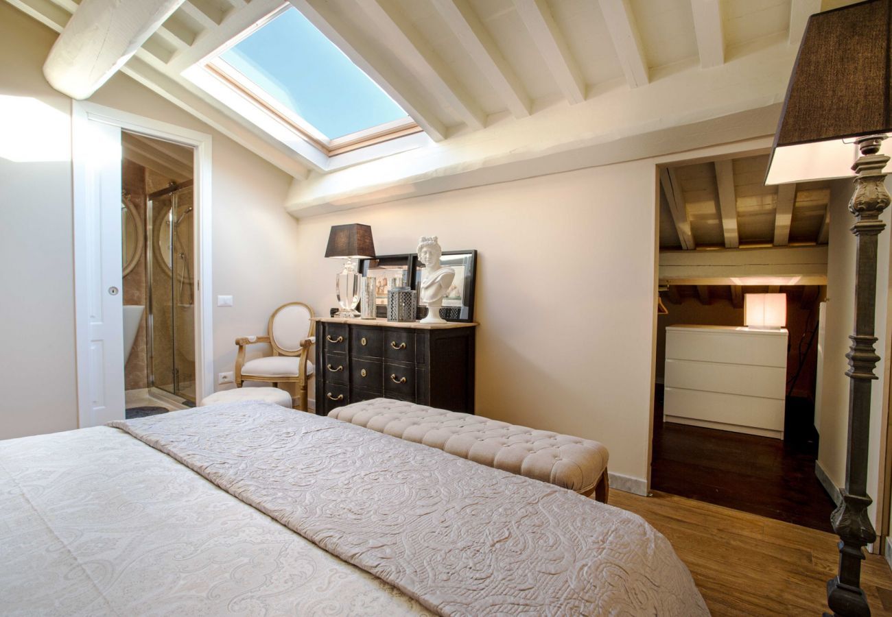 Ferienwohnung in Lucca - Unwind Yourself on a Panoramic Terrace inside Lucca